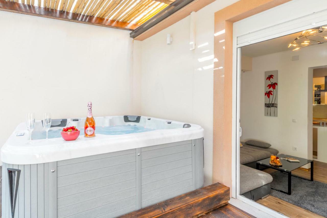 Alena Luxury Apartment With Jacuzzi سبليت المظهر الخارجي الصورة